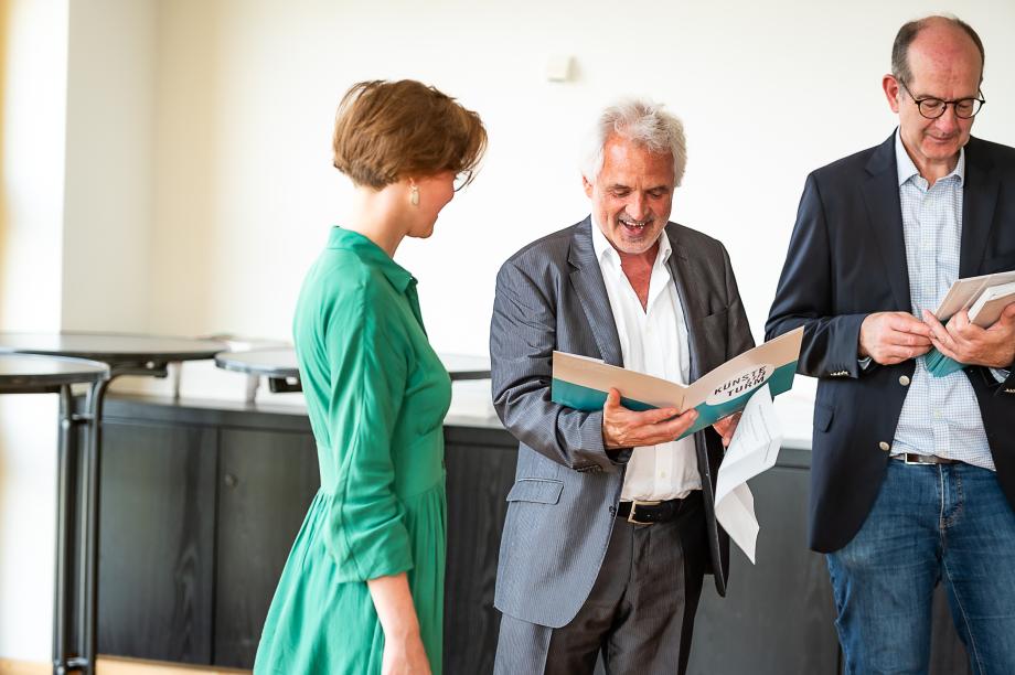 Urkundenvergabe des Deutschlandstipendiums an eine Studentin durch den Rektor.