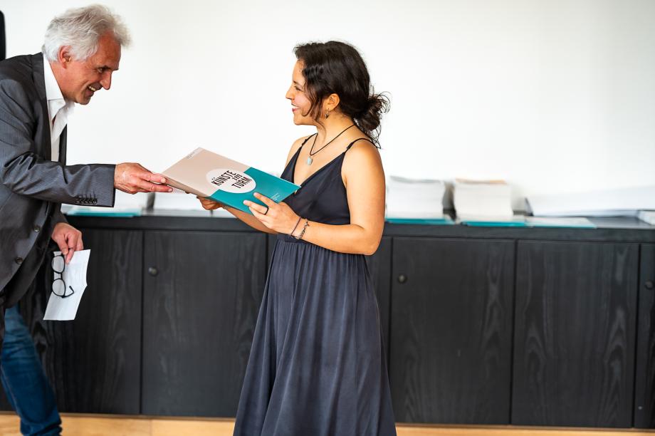 Urkundenvergabe des Deutschlandstipendiums an eine Studentin durch den Rektor.