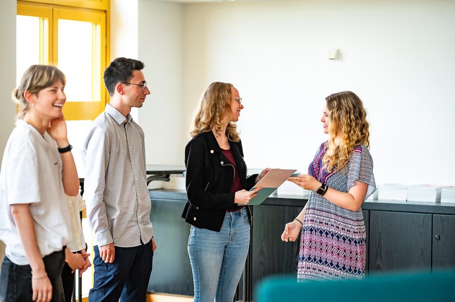 Urkundenvergabe des Deutschlandstipendiums an Studierende der HMDK.