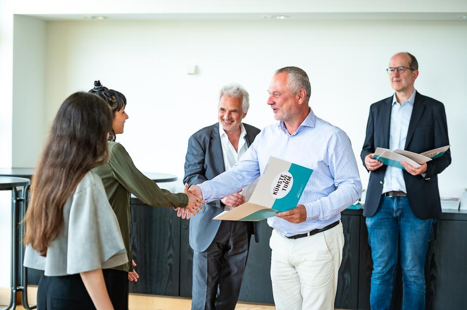 Urkundenvergabe des Deutschlandstipendiums an eine Studentin.