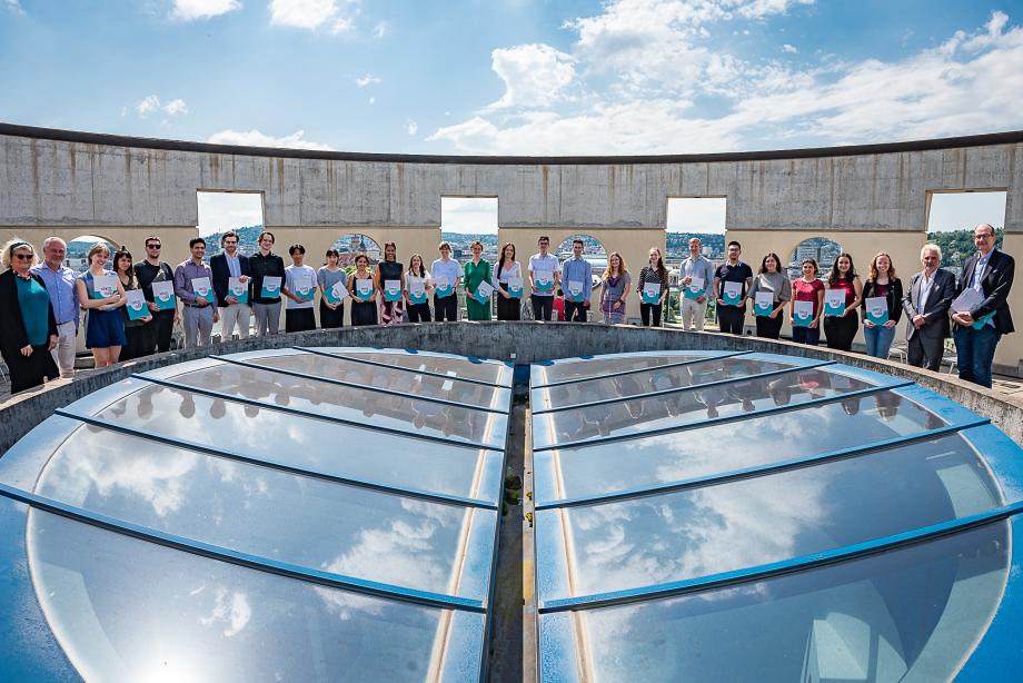 Urkundenvergabe Deutschlandstipendien Gruppenbild auf der Turmterrasse.