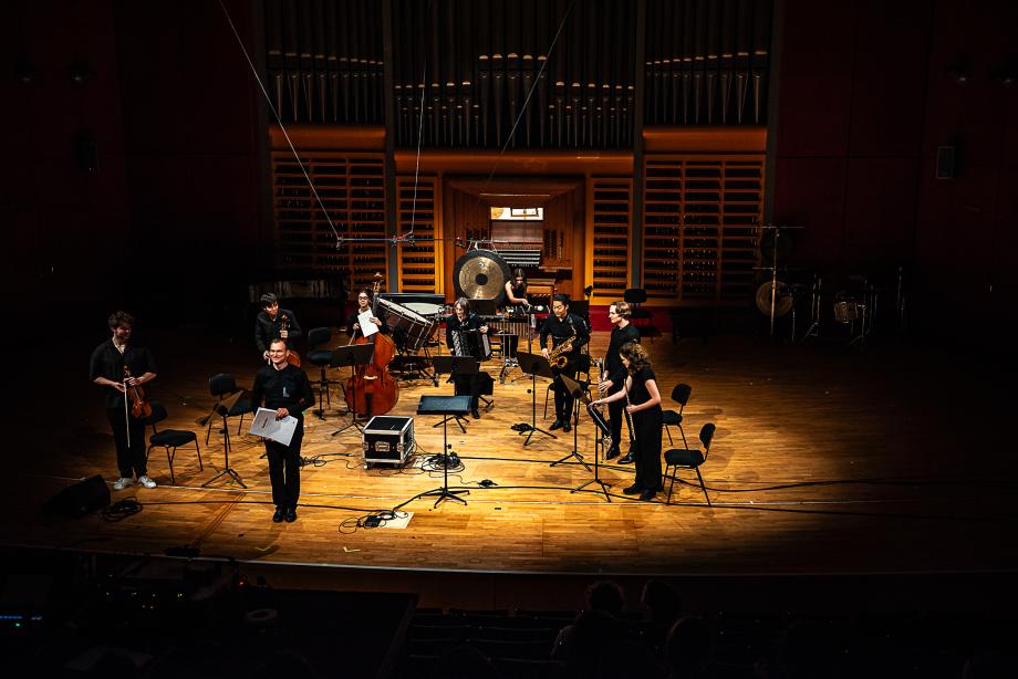 Kammermusikensemble unter der Leitung von Christof M Löser auf dem Podium.