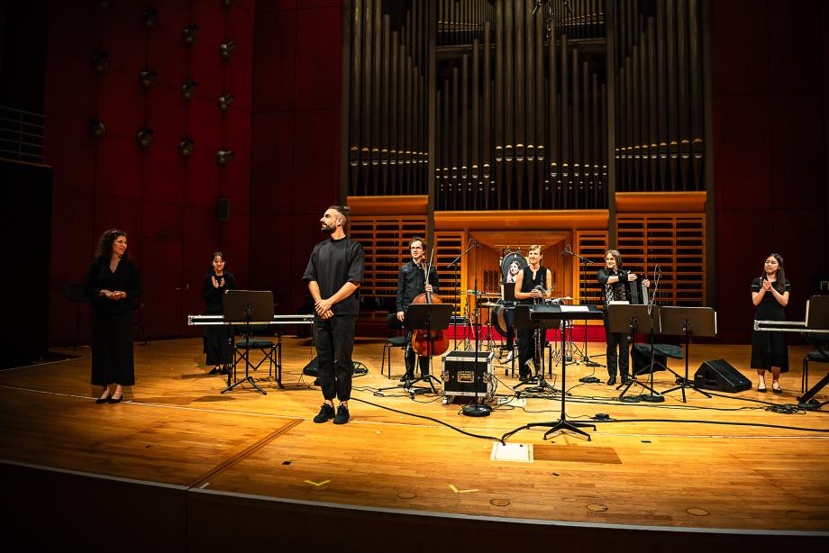 Schlussapplaus für den Komponisten und die Ausführenden im Konzertsaal.
