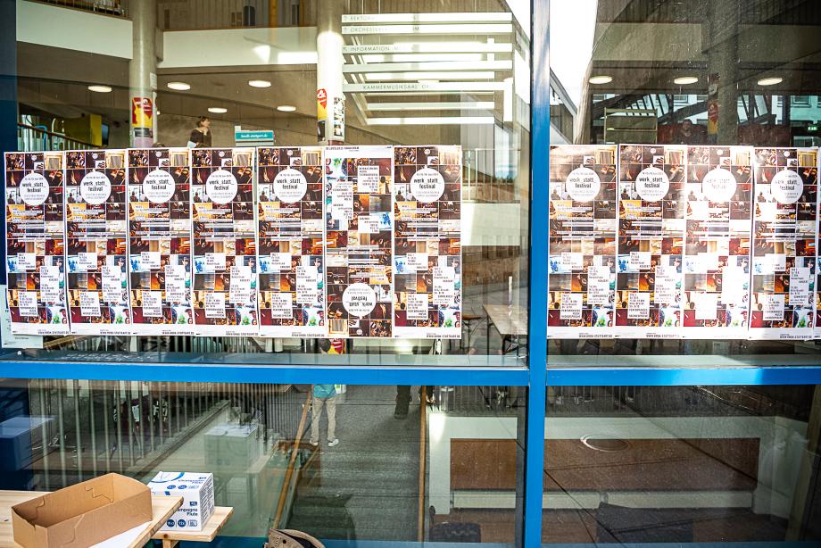 Die Glasflächen der Plazaeingangs sind kreativ mit den Festivalplakten beklebt.