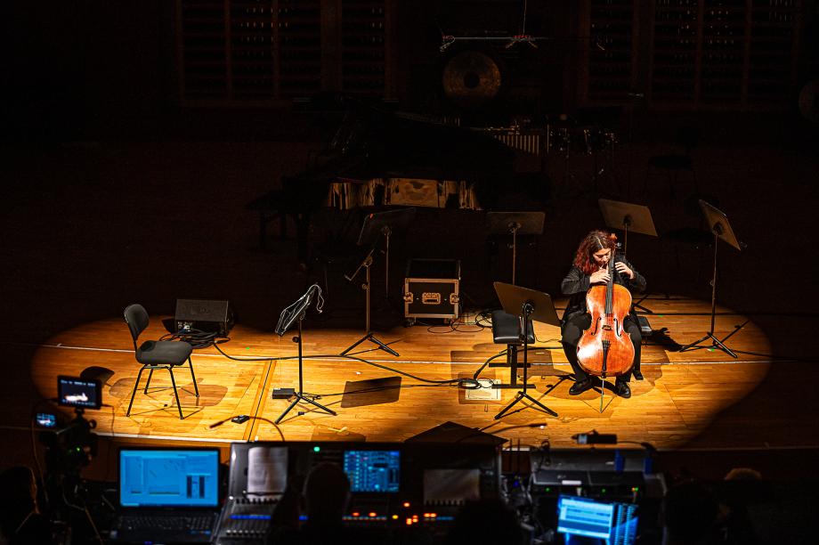 Blick aus dem Zuschauerraum aus der Sicht der Regie auf die konzertierende Cellistin.
