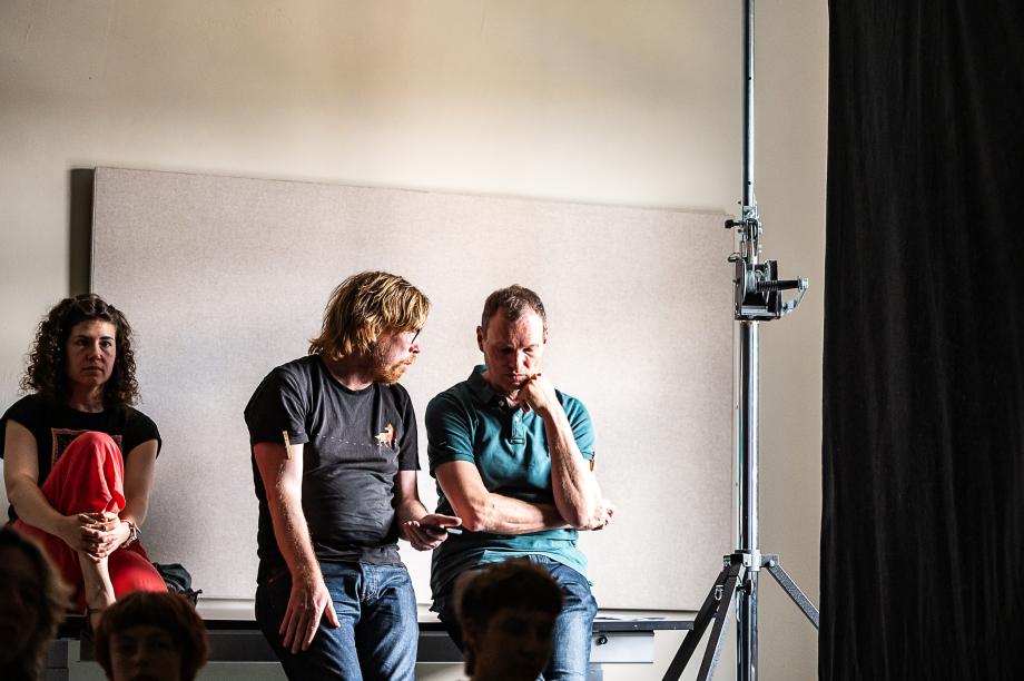 Hannes Seidl und Christof Löser vor einer Schallschutzwand im Gespräch. 