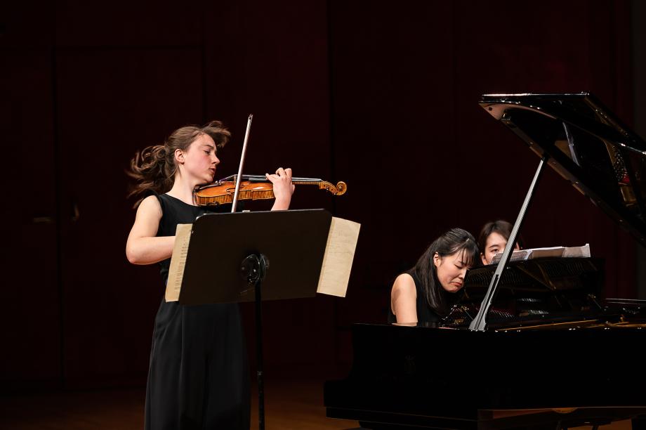 Eine Kammermusikduoformation konzertiert auf dem Podium.