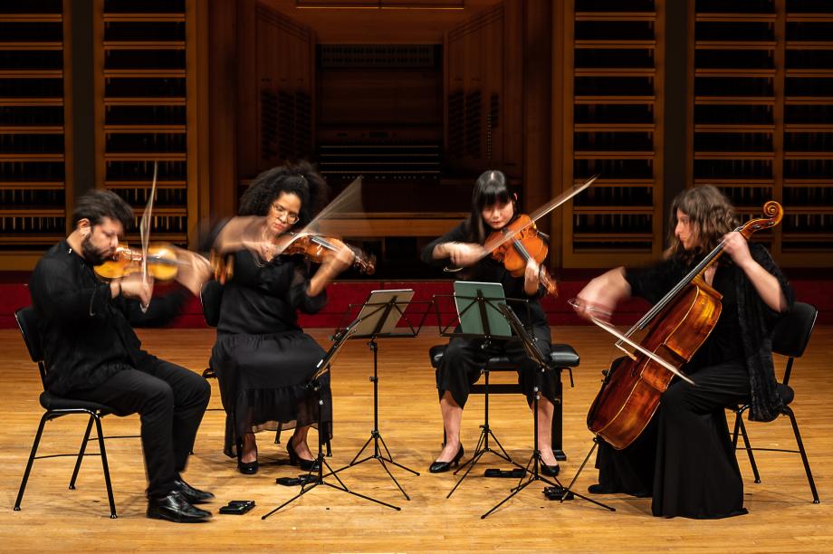 Aufnahme des Kahlo Quartettes mit einer längeren Belichtungszeit, sodass die unterschiedlichen Bewegungen verwischt dargestellt werden.