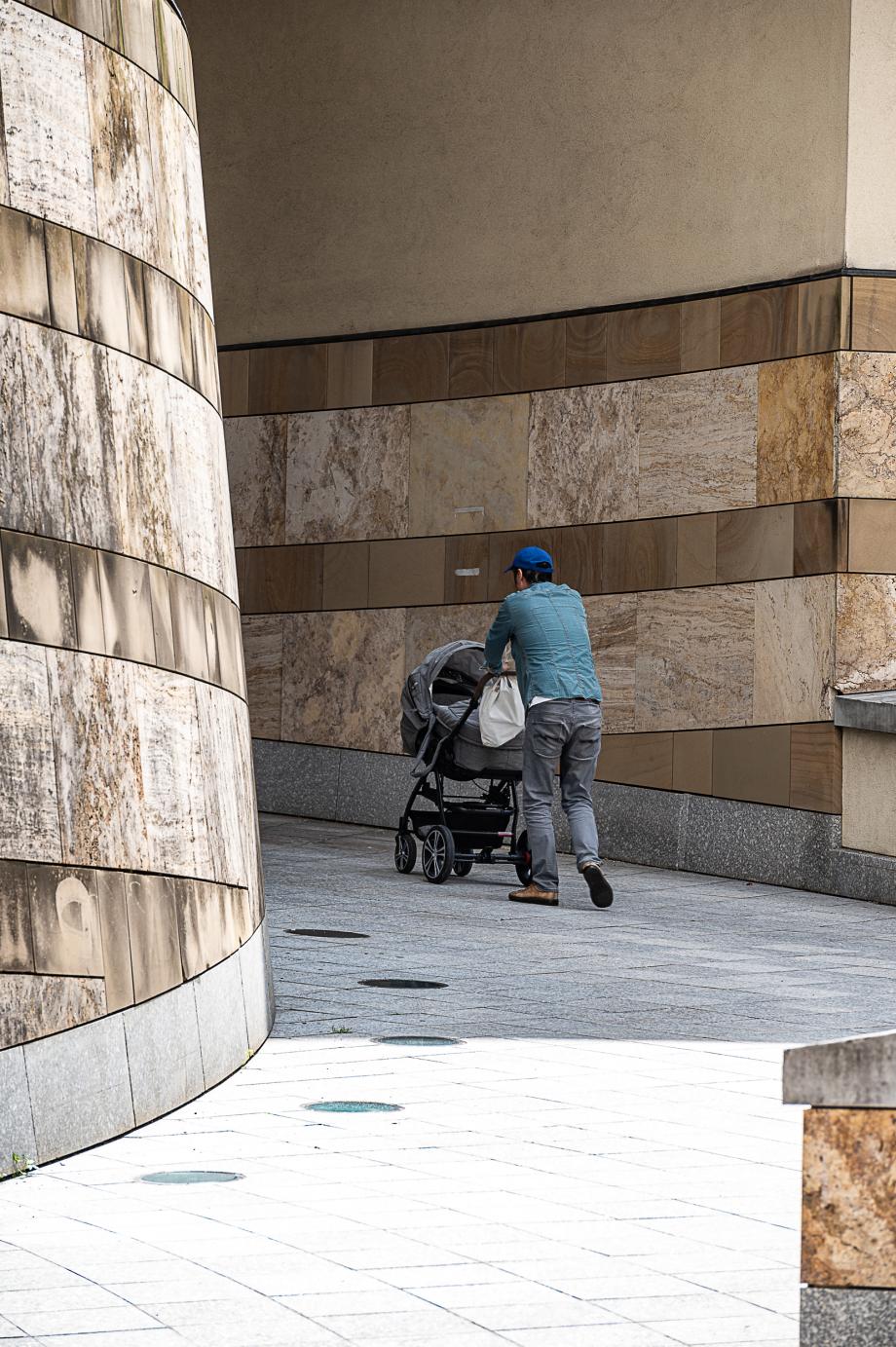 Zugang übe die Plaza