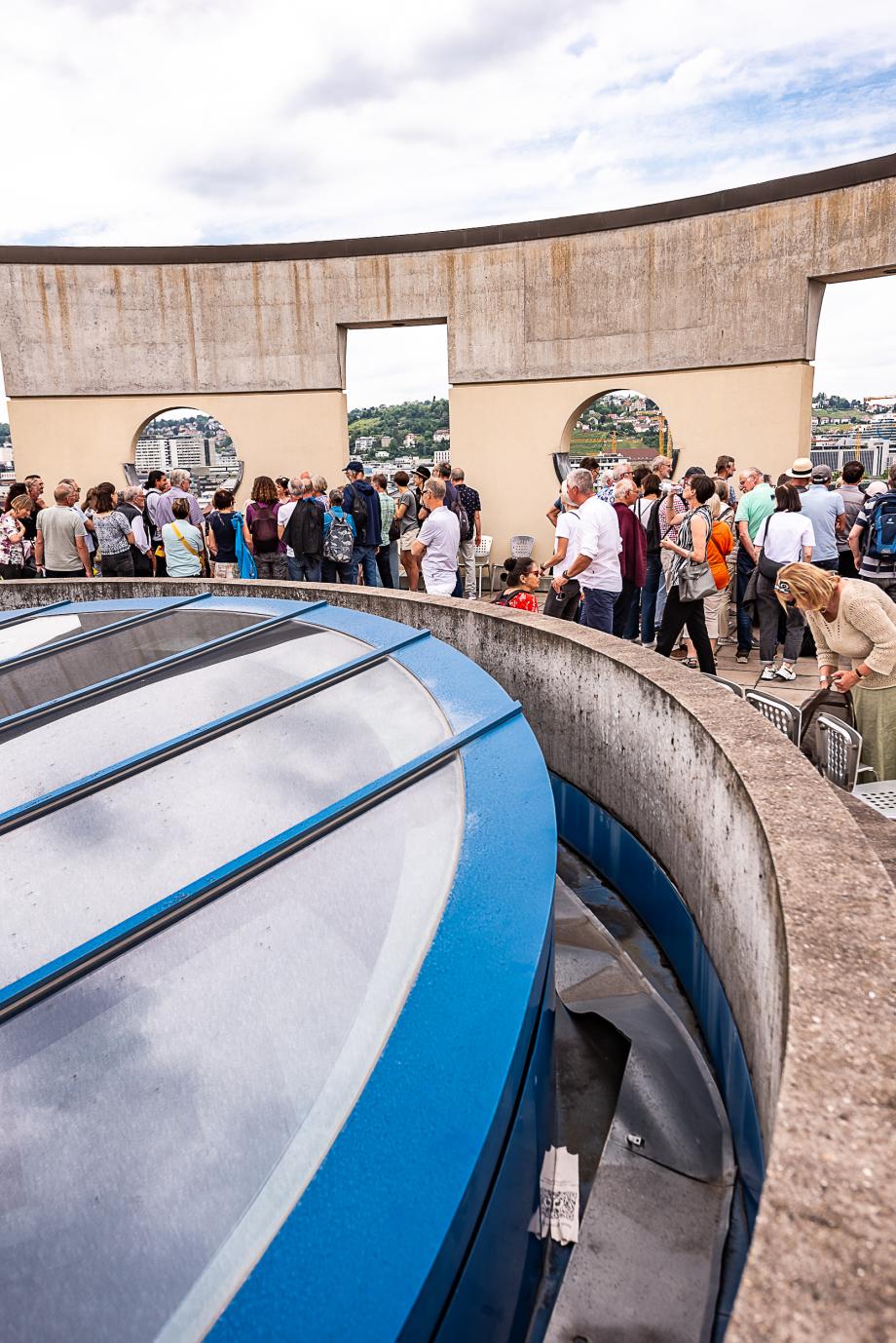 Menschen auf der Dachterrasse der HMDK.