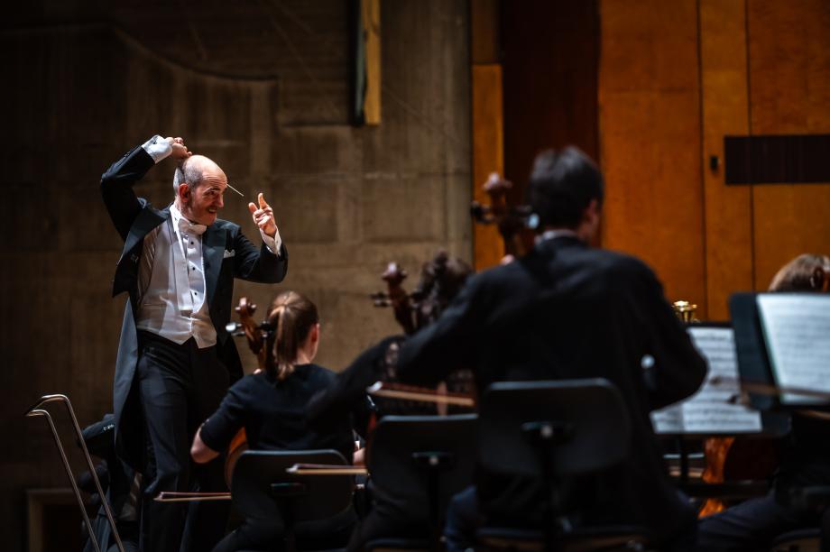 Prof. Rasmus Baumann und Mitglieder des Hochschulsinfonieorchesters in der Liederhalle.