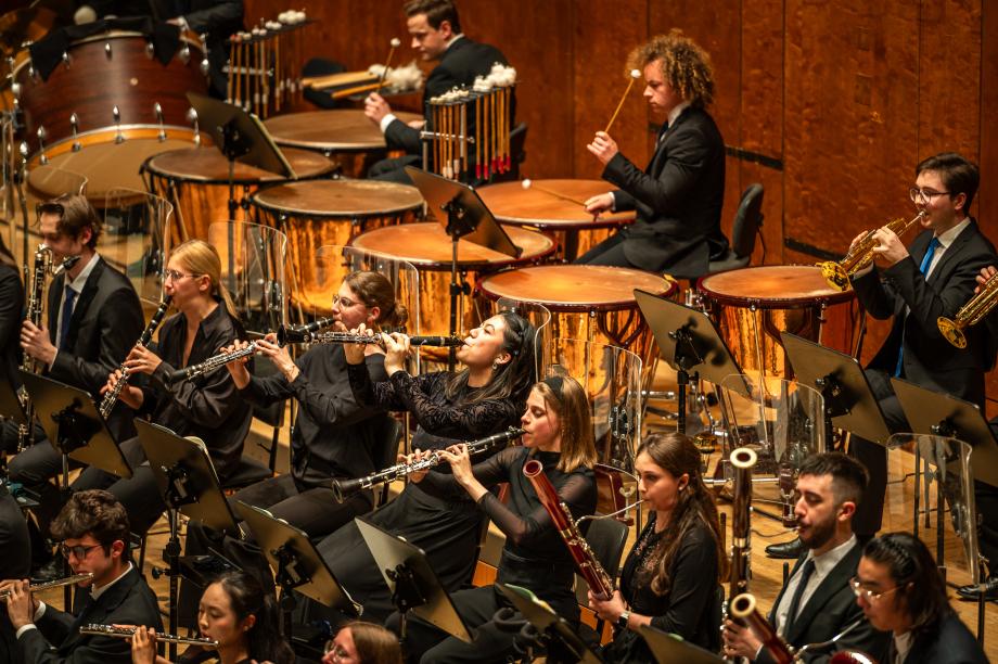HochschulsinfonieOrchesterkonzert mit Fokus auf Blas-und Schlaginstrumente.