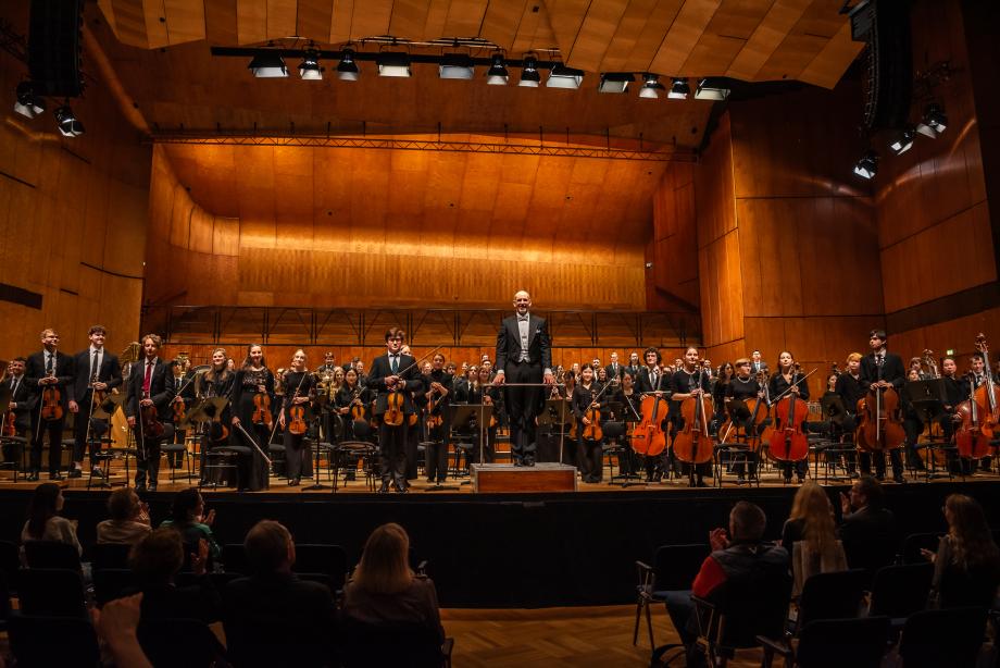 Das Hochschulsinfonieorchester unter der Leitung von Rasmus Baumann in der Stuttgarter Liederhalle.