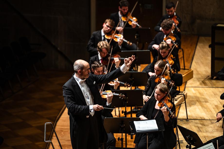 Dirigent Rasmus Baumann und die ersten Violinen beim HSO-Konzert in der Liederhalle. Aufgenommen aus dem rechten Rang.