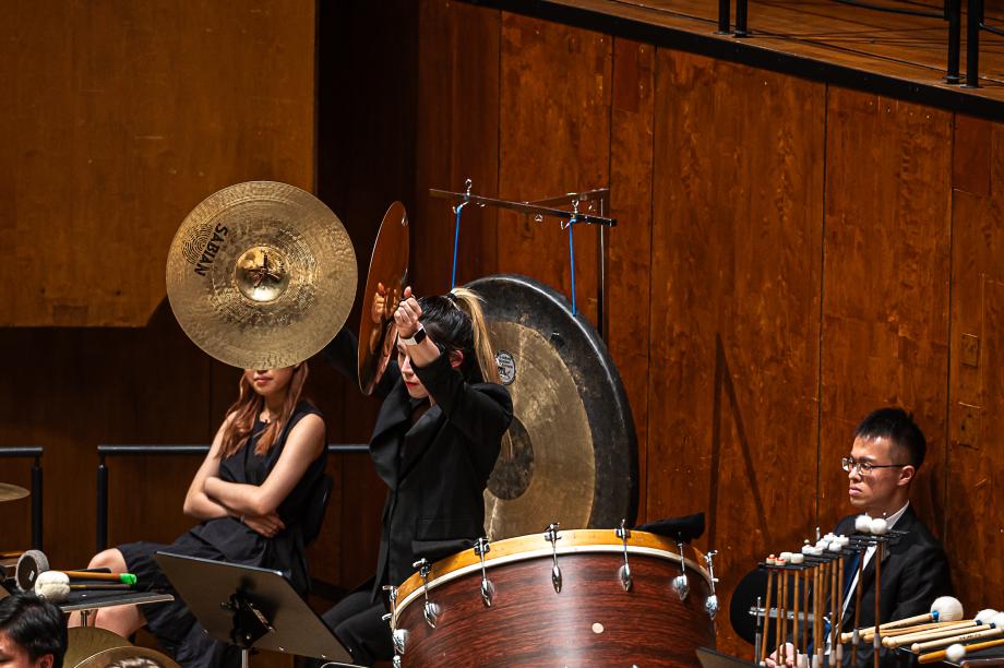 Beckenschlagende Schlagzeugstudentin in der Liederhalle.