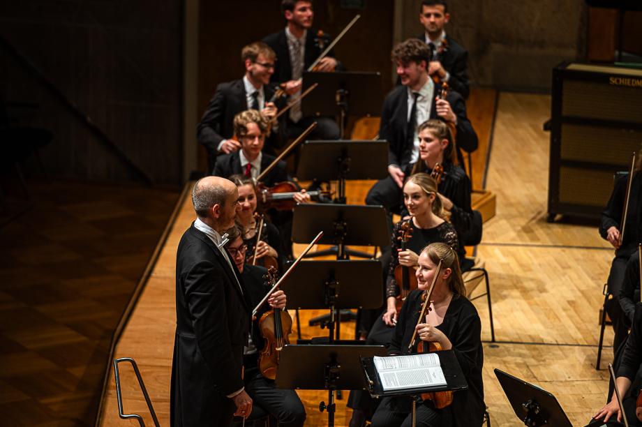 Detailaufnahme der ersten Violinen unmittelbar vor dem Schlussapplaus des Liederhalennkonzertes.