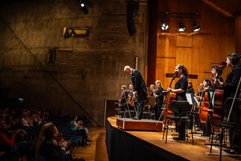 Schlussapplaus für das Hochschulsinfonieorchester unter Rasmus Baumann.