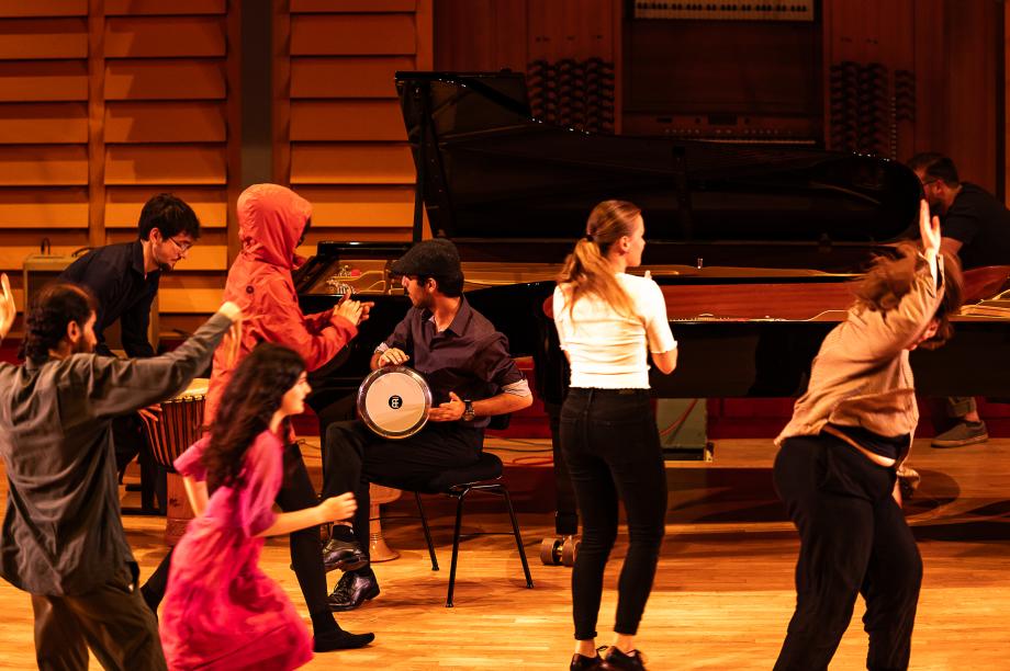 Tanzende und trommelnde Studierende.