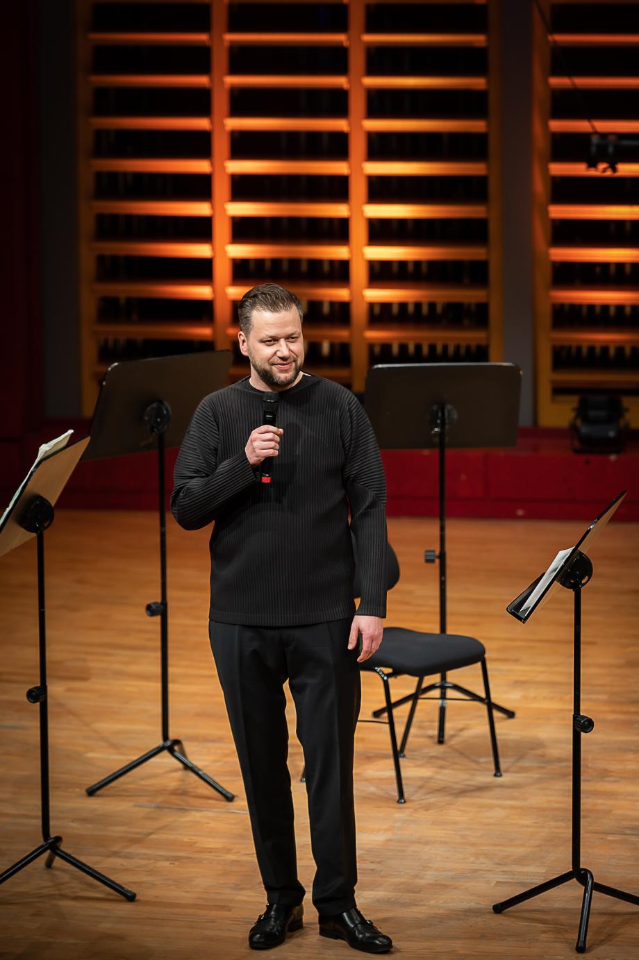 Prof. Martin Funda moderiert ein Festivalkonzert.