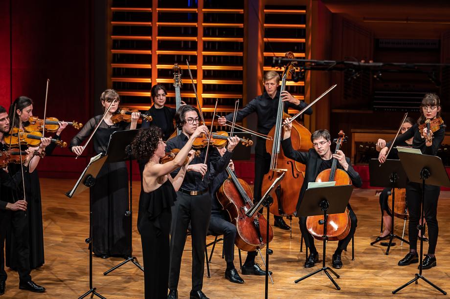 PRof. Sarah Christian, Prof. Tristan Cornut und Mitglieder des Kammerorchesters in Aktion.