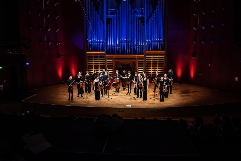 Das Kammerorchester der HMDK Stuttgart beim Applaus.