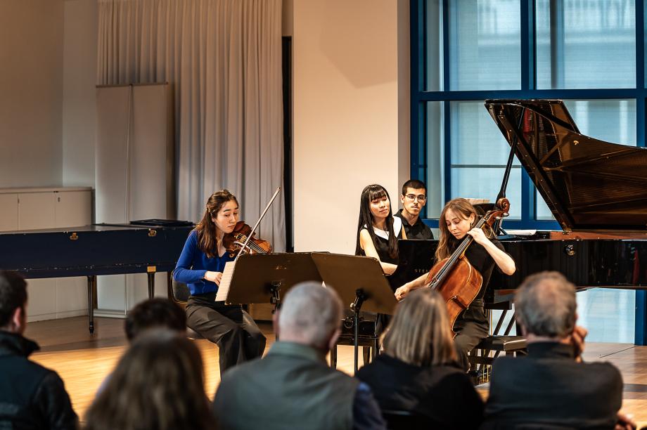 Musizierendes Klaviertrio während des Streicherfestivales im Orchesterprobenraum.