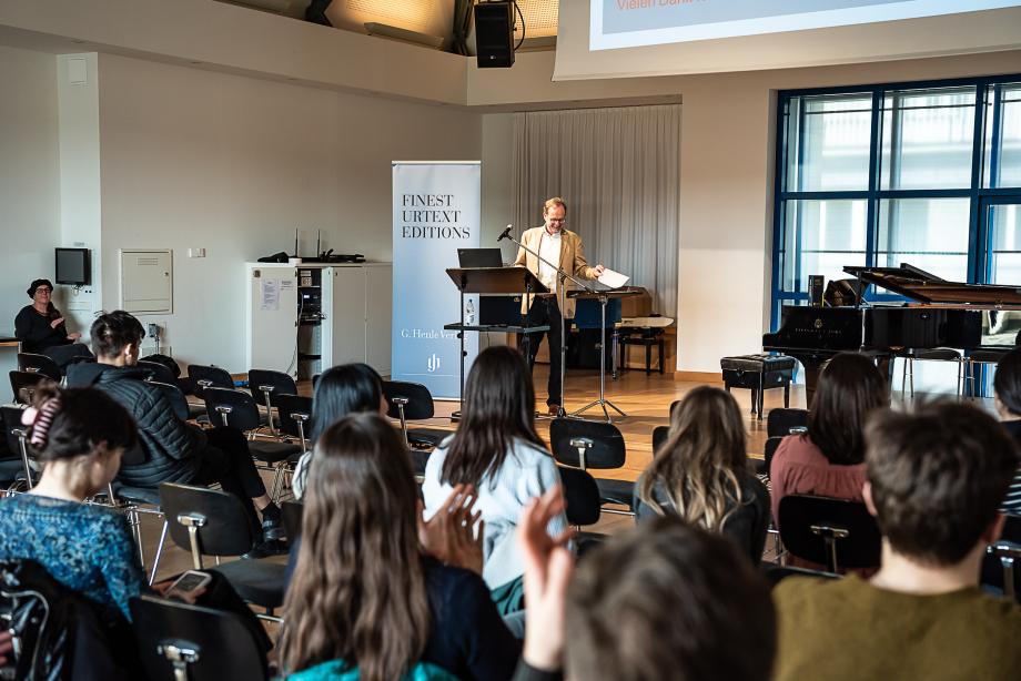Dr. Wolf-Dieter Seiffert vom Henle-Verlag stellt neueste Editionen vor.
