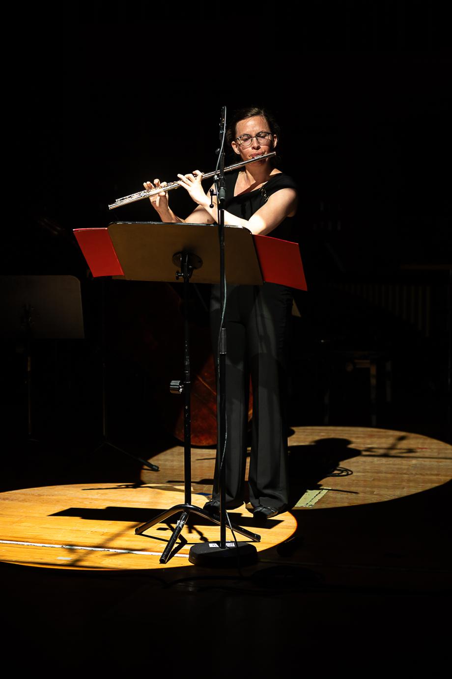 Karolin Schmitt-Weidmann während ihres Antrittskonzertes im Konzertsaal. Sie interpretiert eine Komposition für Querflöte und Elektronik. 