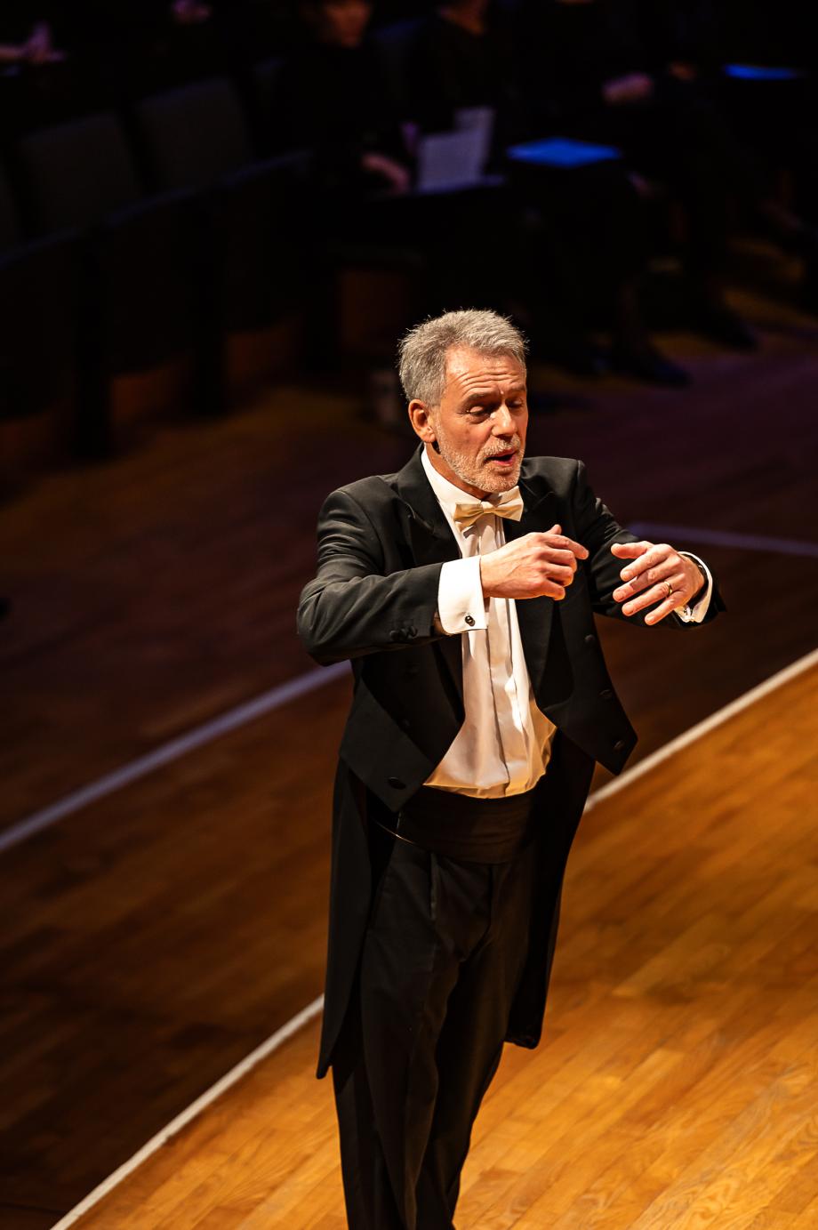 Prof. Denis Rouger beim Dirigieren.