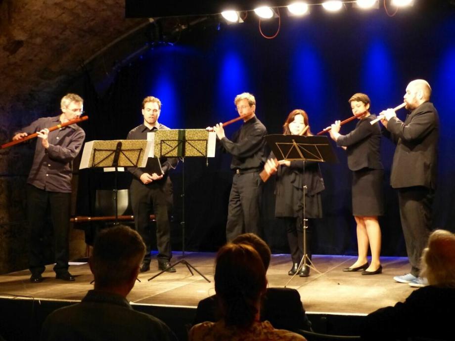 Fünfköpiges Blockflötenensemble musizieren mit dem Tenor Roger Gehrig in einem Gewölbekeller.