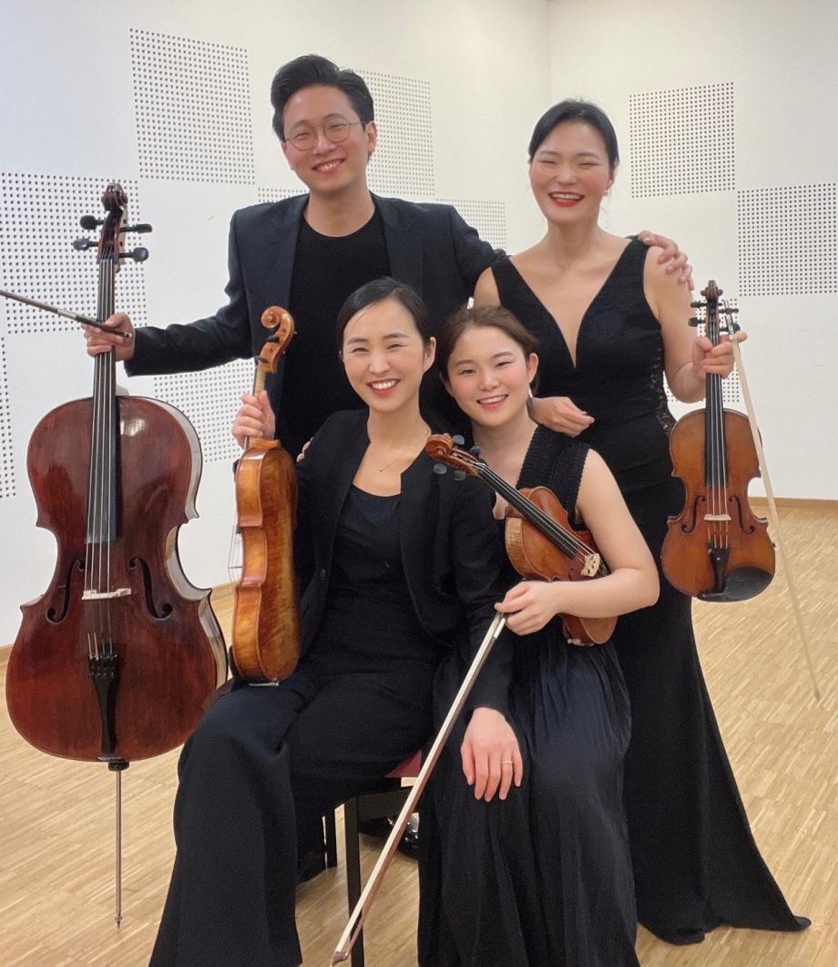 Portraitaufnahme des Lucete Quartetes in einem Probenraum.