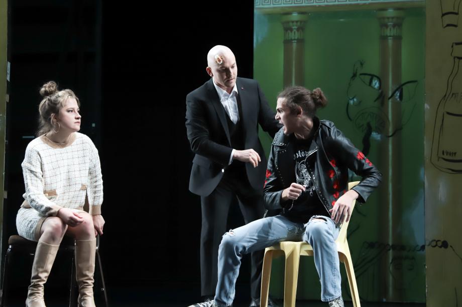 Drei Studierende in einer Schauspielszene.