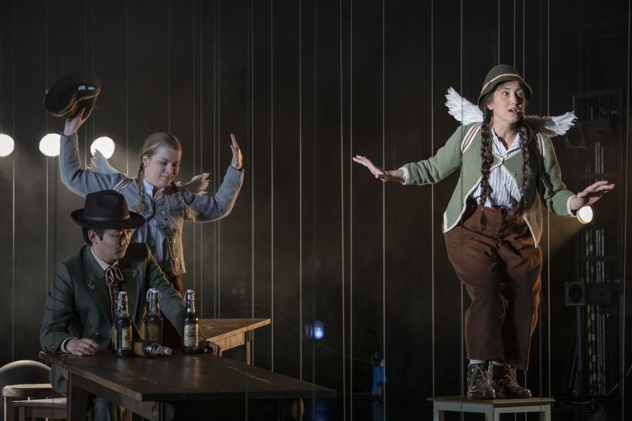 Studierende der Opernschule in traditioneller Kleidung mit Engelsflügeln.