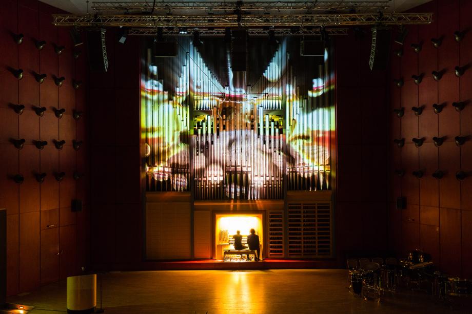 Projektion auf der Orgel des Konzertsaals.