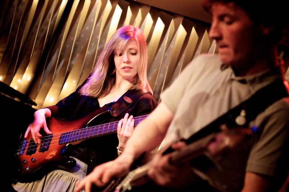 Zwei Bassist:innen im Jazzclub.