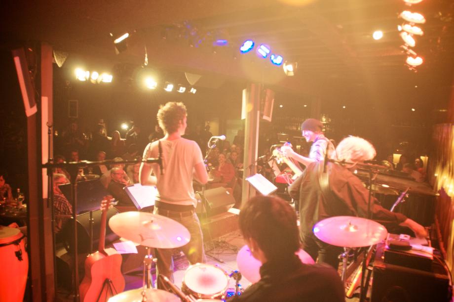 Band im Jazzclub von hinter der Bühne fotografiert.