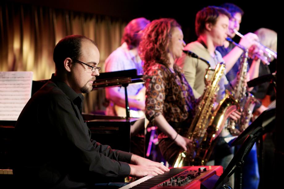Keyboardspieler mit Jazz Combo im Jazzclub.