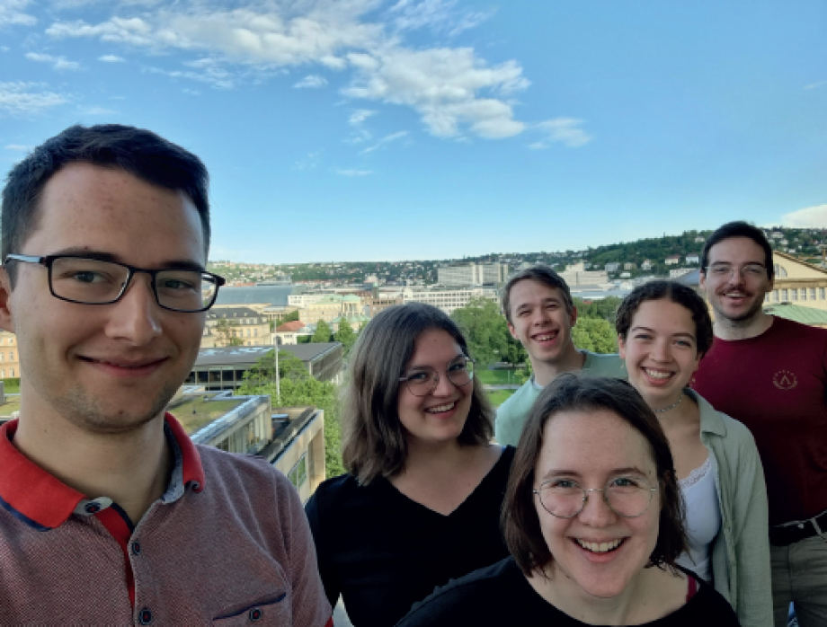 Gruppenbild von Studierenden auf einem AUsflug.