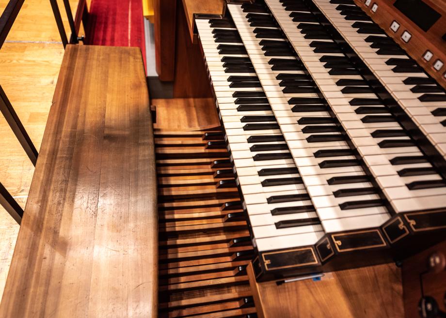 Klaviatur und Pedale einer Orgel.