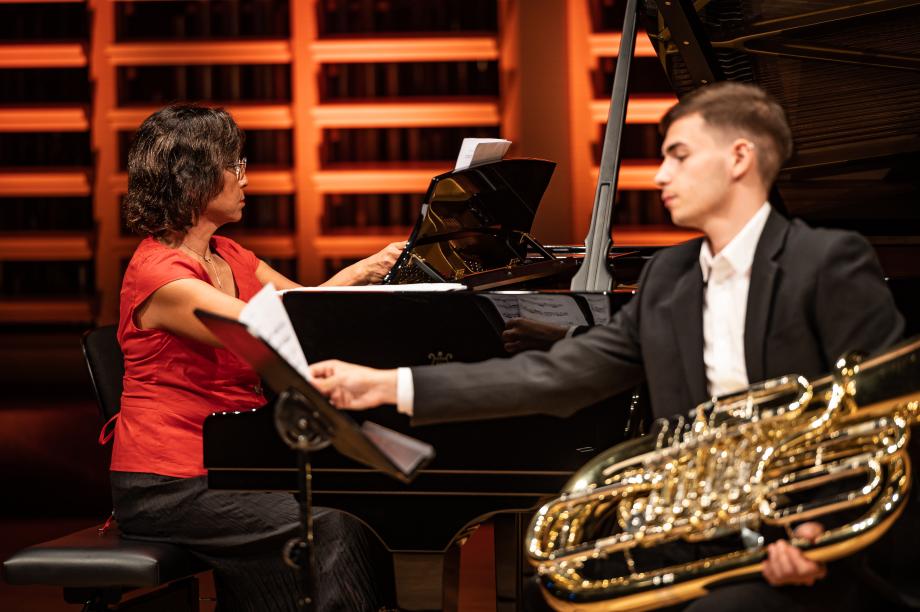 Tubist und Korrepetitorin im Konzertsaal.