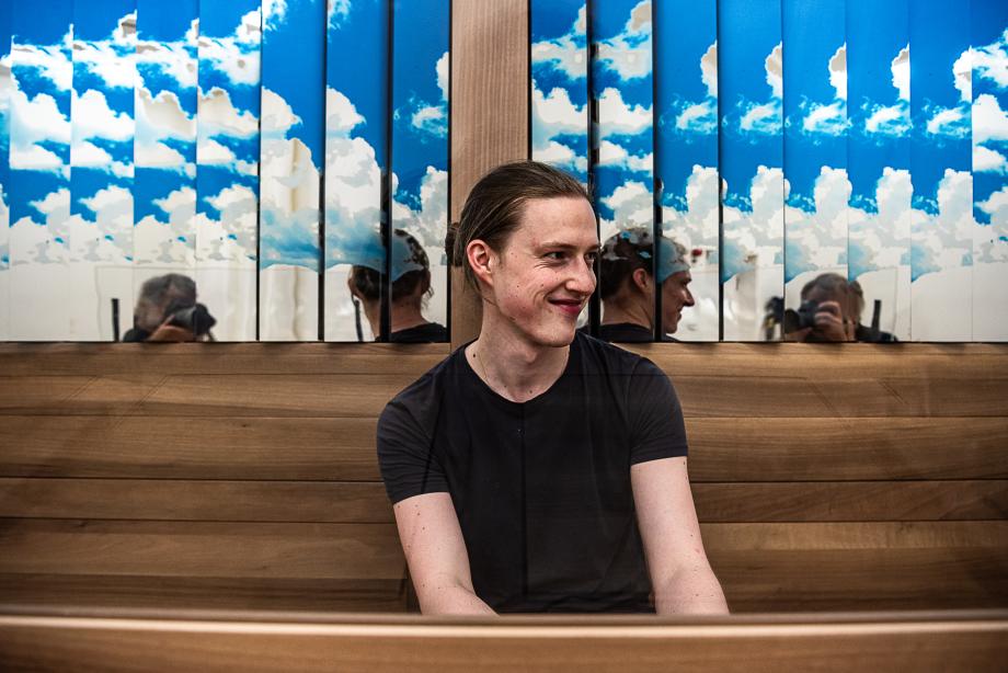 Orgelstudent bei der Einweihung an der Orgel.