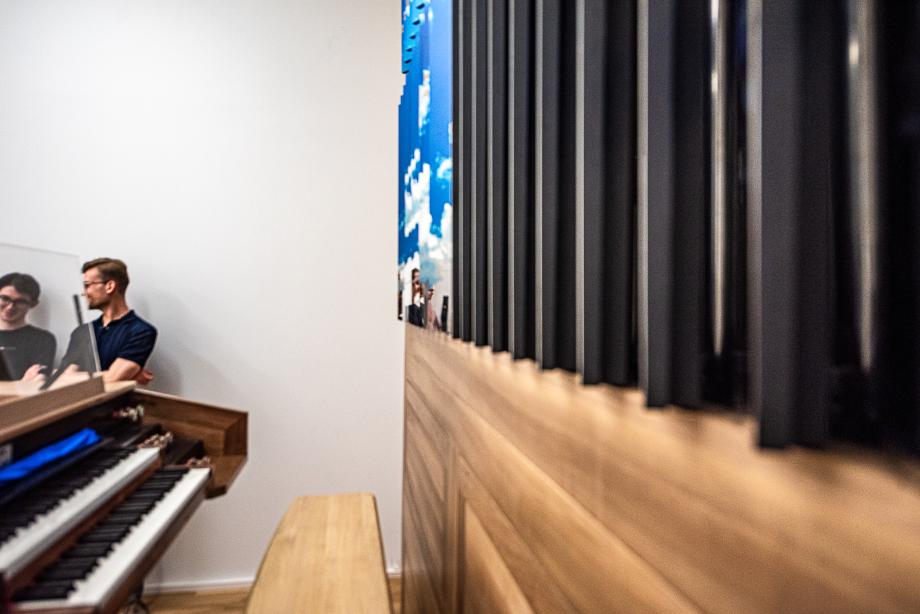 Die neue Orgel der HMDK von der Seite.