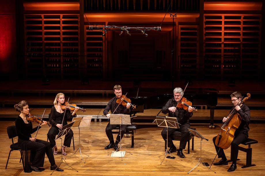 Musizierendes Streichquintett auf dem Konzertpodium