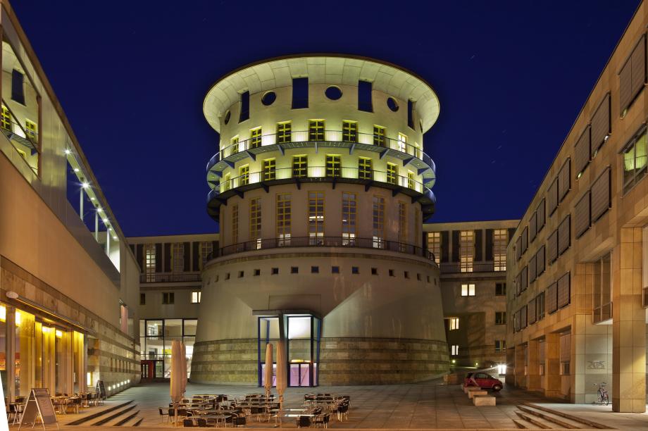 Turm der HMDK bei Nacht.