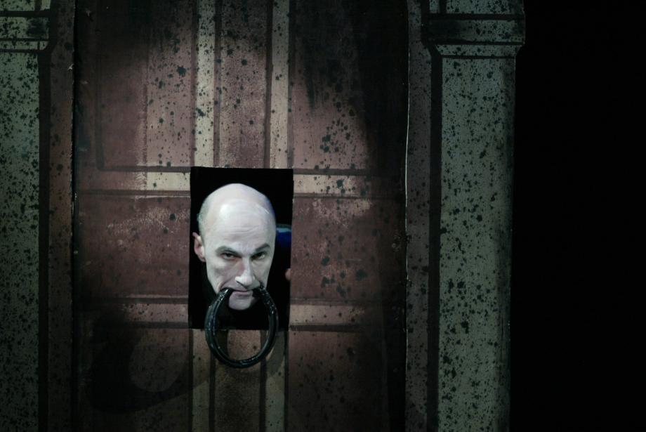 Menschlicher Kopf als Türknauf mit Ring im Mund