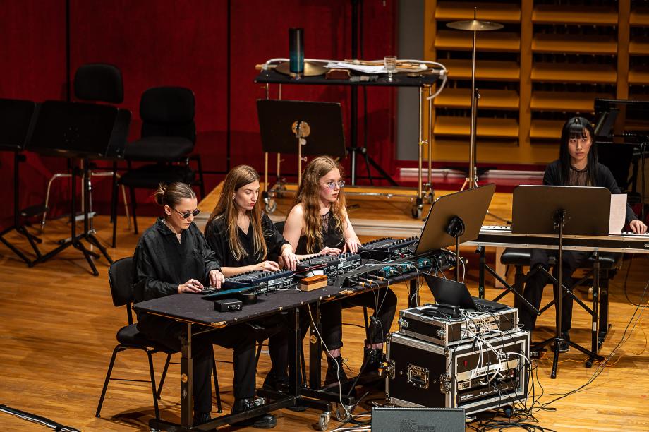 Drei Studentinnen am Mischpult.