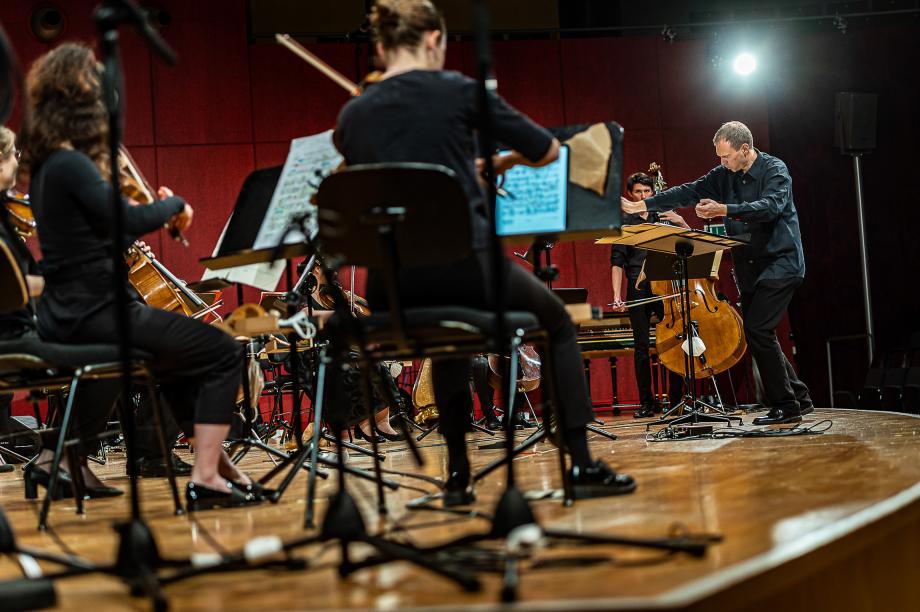 Dirigent Christ M Löser und Mitglieder des echtzeitEnsembles beim Konzertieren.