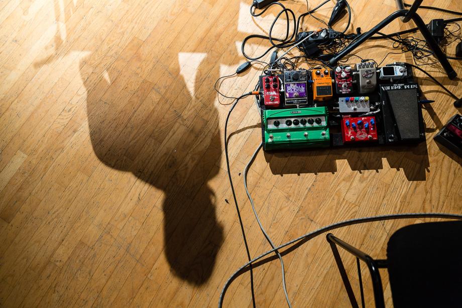 Ansicht aus der Vogelperspektive auf farblich hervorstechende Effektgeräte.