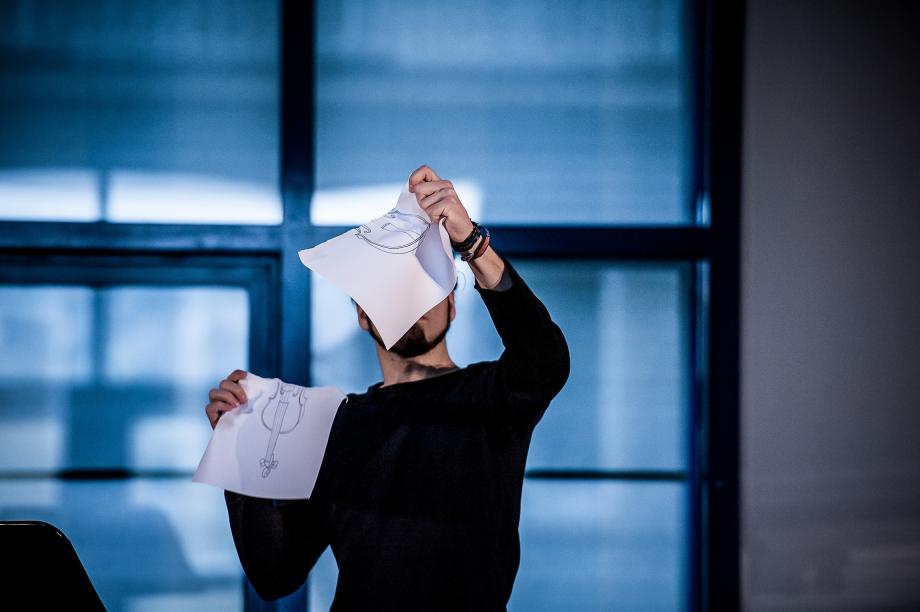 Sänger zerreist ein Plakat, auf dem eine Violine gezeichnet ist.