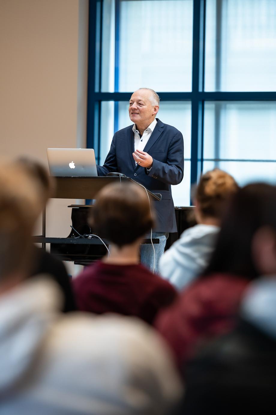 Prorektor Prof. Dr. Matthias Hermann bei einem Vortrag im Orchesterprobenraum.